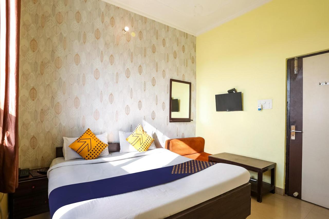Spot On 72060 Hotel Kaushik Kakarmatha 外观 照片